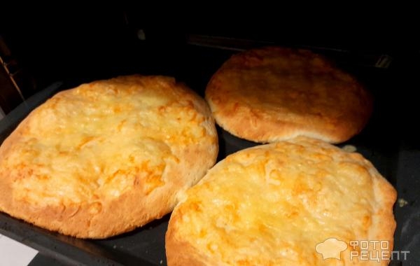 Рецепт: Хачапури по-имеретински - Лепёшки с сыром внутри и сыром снаружи. Хрустящие, ароматные - для любителей сыра!