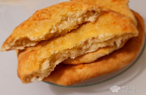 Рецепт: Хачапури по-имеретински - Лепёшки с сыром внутри и сыром снаружи. Хрустящие, ароматные - для любителей сыра!