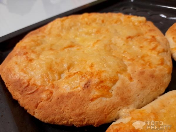 Рецепт: Хачапури по-имеретински - Лепёшки с сыром внутри и сыром снаружи. Хрустящие, ароматные - для любителей сыра!