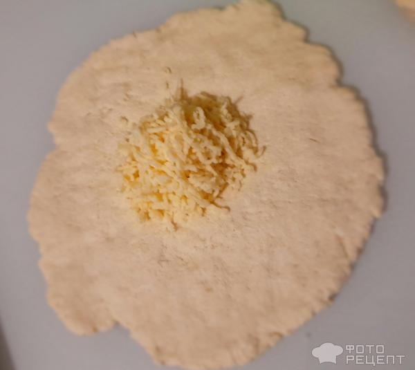 Рецепт: Хачапури по-имеретински - Лепёшки с сыром внутри и сыром снаружи. Хрустящие, ароматные - для любителей сыра!