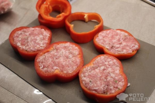 Рецепт: Перцы кольцами с фаршем - Под сыром сулугуни
