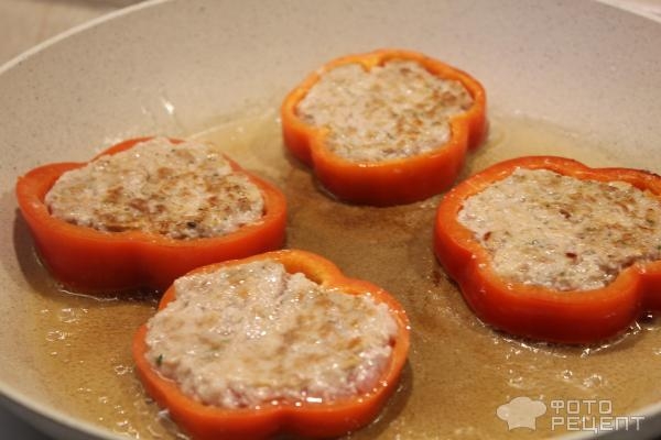 Рецепт: Перцы кольцами с фаршем - Под сыром сулугуни