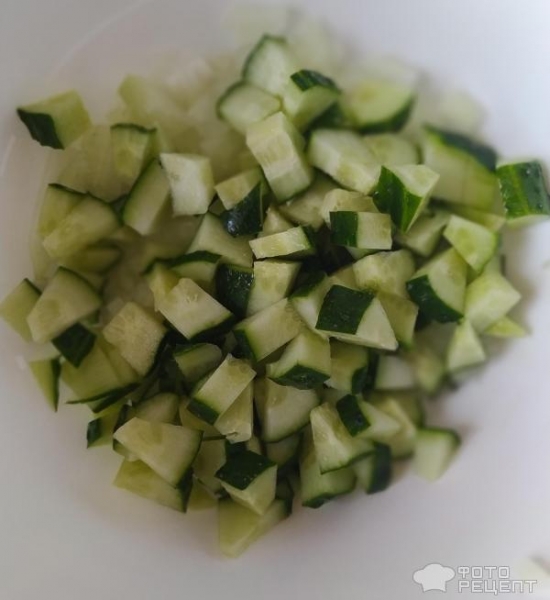 Рецепт: Салат "Помидоры, огурцы, лук" - Со сметаной и адыгейской солью.