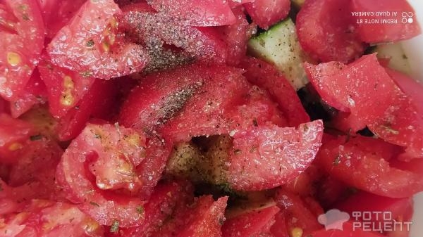 Рецепт: Салат "Помидоры, огурцы, лук" - Со сметаной и адыгейской солью.