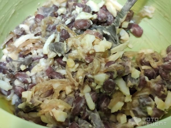 Рецепт: Салат с фасолью - с куриными сердечками и яйцом