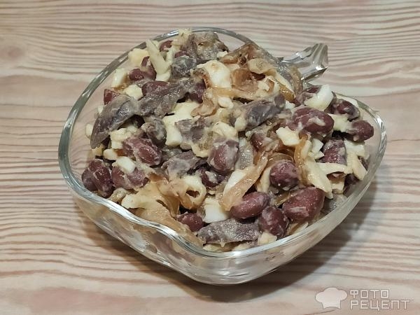 Рецепт: Салат с фасолью - с куриными сердечками и яйцом