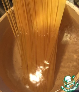 Спагетти с цуккини, лососем и