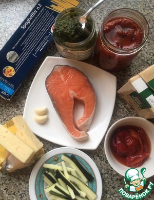 Спагетти с цуккини, лососем и