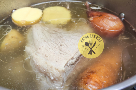 Свиной окорок отварной с картофелем и хреном