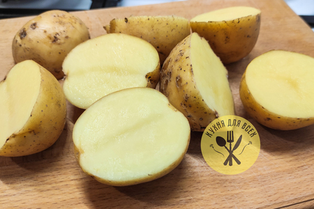 Свиной окорок отварной с картофелем и хреном