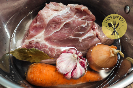 Свиной окорок отварной с картофелем и хреном