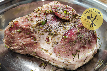 Свиной окорок запеченный в духовке с картофелем