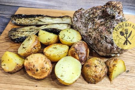 Свиной окорок запеченный в духовке с картофелем