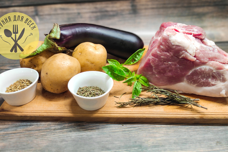 Свиной окорок запеченный в духовке с картофелем