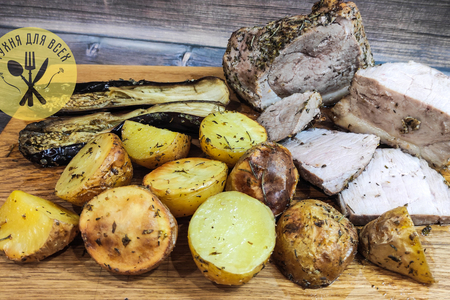 Свиной окорок запеченный в духовке с картофелем