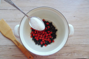 Компот из шиповника с черной смородиной