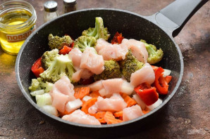 Овощное рагу с курицей и брокколи