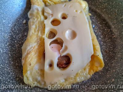 Двойной горячий бутерброд с сосисками и яичницей Двойной горячий бутерброд с сосисками и яичницей