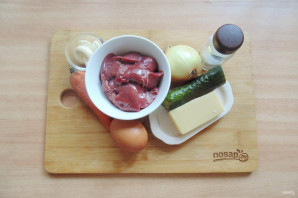 Салат с куриной печенью и маринованными огурцами Салат с куриной печенью и маринованными огурцами