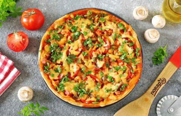 Пицца из слоеного теста в мультиварке Пицца из слоеного теста в мультиварке