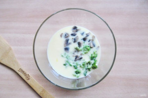 Омлет с брокколи и грибами