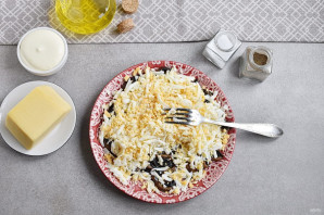 Простой салат с шампиньонами жареными Простой салат с шампиньонами жареными