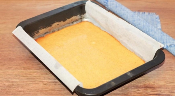 Медовые пирожные с кремом и джемом, пошаговый рецепт с фото