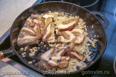 Куриные бедра, запеченные с белыми грибами и сыром в духовке