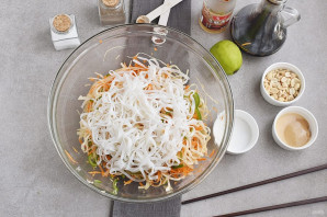 Салат с рисовой лапшой Салат с рисовой лапшой