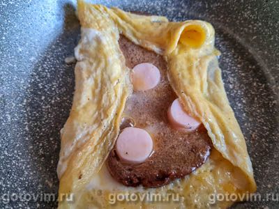 Двойной горячий бутерброд с сосисками и яичницей Двойной горячий бутерброд с сосисками и яичницей