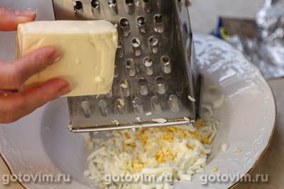 Бутерброды с красной икрой, плавленым сыром и яйцом