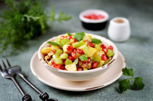 Салат с сельдереем и гранатом Салат с сельдереем и гранатом