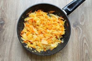 Тушеная капуста с белыми грибами