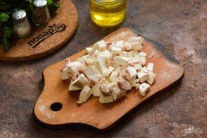 Салат из курицы, грибов и сельдерея