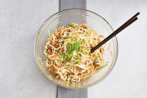 Салат с рисовой лапшой Салат с рисовой лапшой