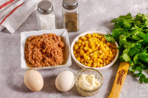 Салат с тунцом, кукурузой и яйцами