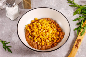 Салат с тунцом, кукурузой и яйцами