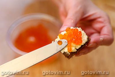 Бутерброды с красной икрой, плавленым сыром и яйцом