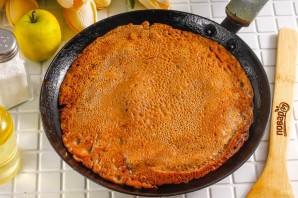 Шоколадные блинчики с карамельными яблоками