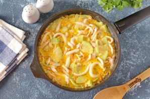 Паста с кальмарами и кабачками