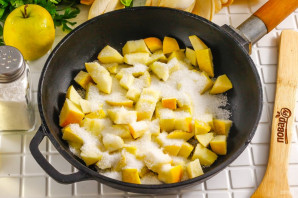 Шоколадные блинчики с карамельными яблоками