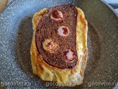 Двойной горячий бутерброд с сосисками и яичницей Двойной горячий бутерброд с сосисками и яичницей