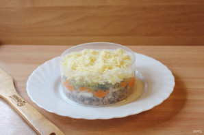 Салат с куриной печенью и маринованными огурцами Салат с куриной печенью и маринованными огурцами