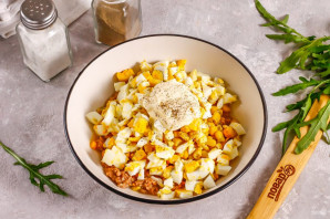 Салат с тунцом, кукурузой и яйцами