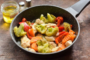 Овощное рагу с курицей и брокколи