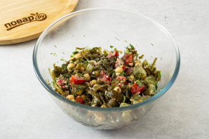 Салат с нутом и морской капустой