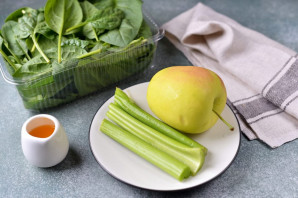 Смузи из шпината и сельдерея Смузи из шпината и сельдерея