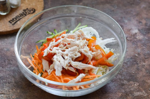 Салат с китайской капустой и курицей Салат с китайской капустой и курицей