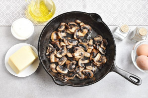 Простой салат с шампиньонами жареными Простой салат с шампиньонами жареными