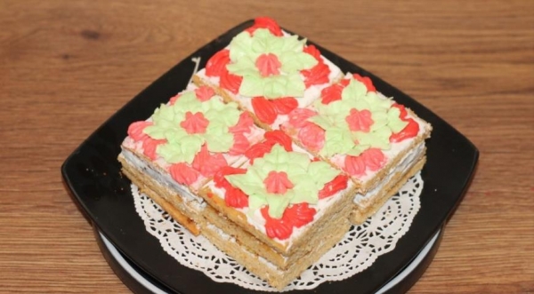 Медовые пирожные с кремом и джемом, пошаговый рецепт с фото